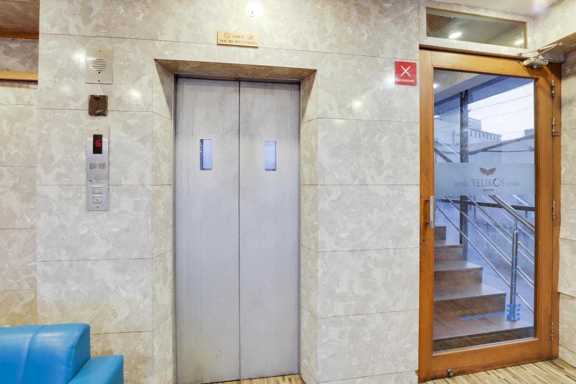 Oyo Hotel Dash Vadodara Exteriör bild