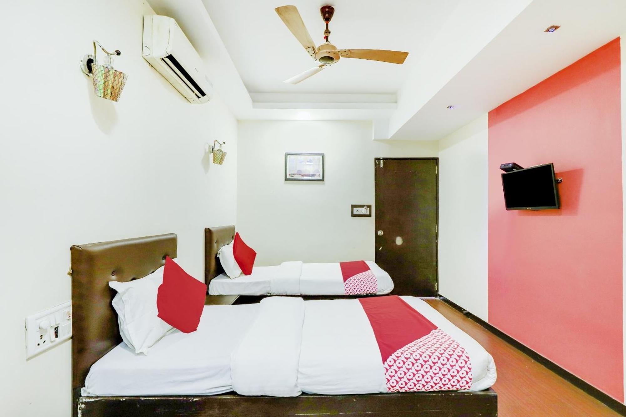 Oyo Hotel Dash Vadodara Exteriör bild